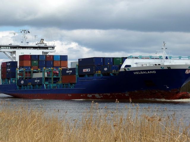 Containerschiff "Helgaland" im Nord-Ostsee-Kanal