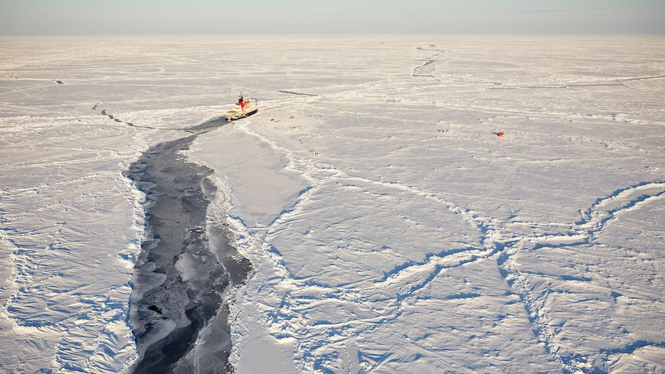 Die POLARSTERN im Eis