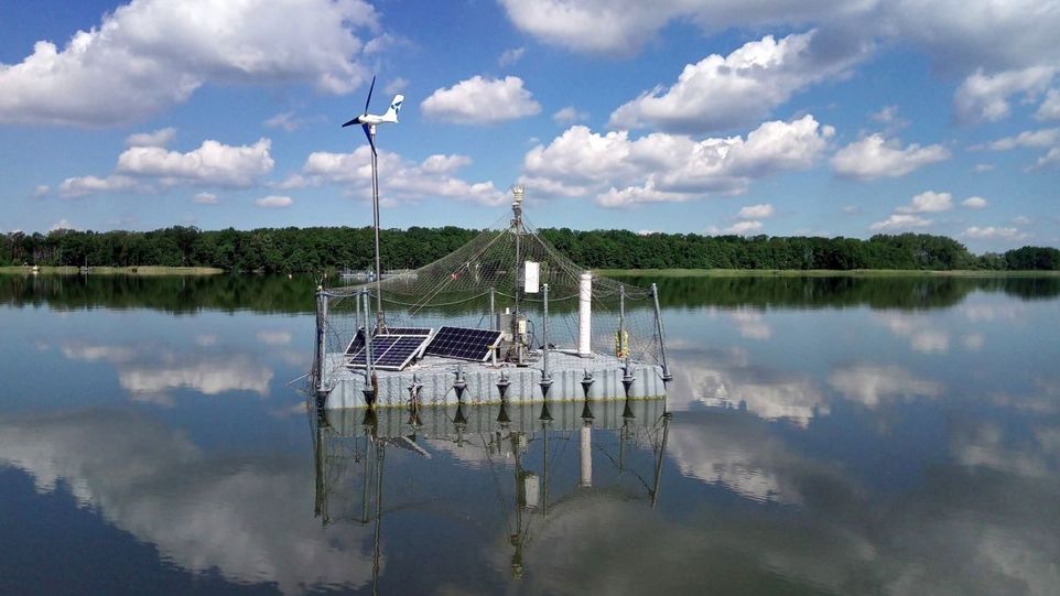 Die Langzeitdaten stammen u.a. vom Arendsee in Sachsen-Anhalt, an dem das IGB eine eigene Messstation betreibt. Messstation in einem See