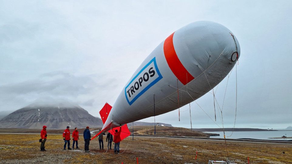 The tethered balloon "BELUGA" shortly before takeoff, in the background view of the Kongsfjord.