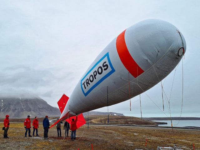 The tethered balloon "BELUGA" shortly before takeoff, in the background view of the Kongsfjord. 
