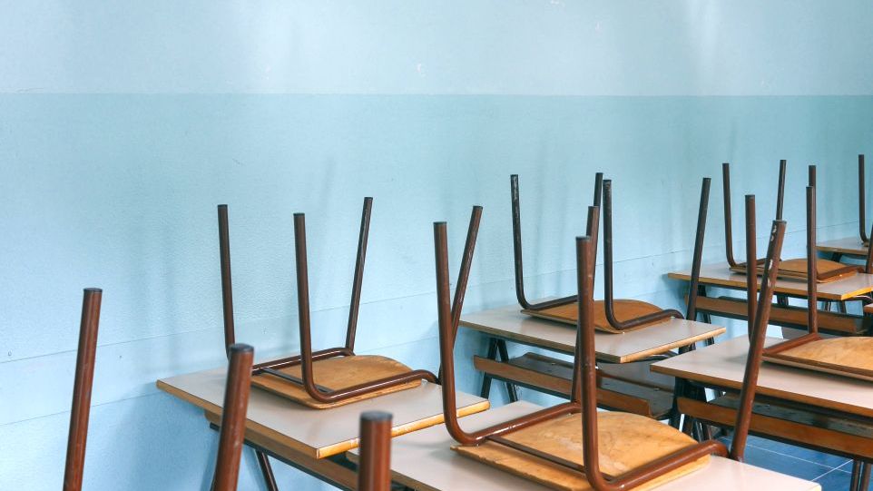 Schultische mit hochgestellten Stühlen