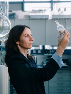 Miriam Rosenbaum mit einem Fläschchen im Labor.