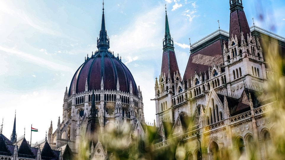 The picture shows the Hungarian Parliament Building in Budapest.