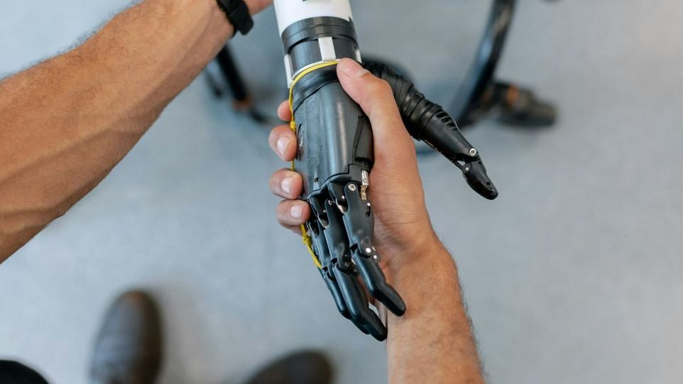 Handshake mit Handprothese
