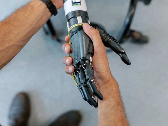 Handshake mit Handprothese