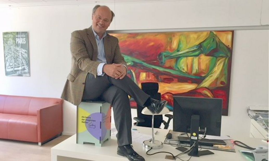 Hans-Henning von Grünberg auf Leibniz-Hocker sitzend