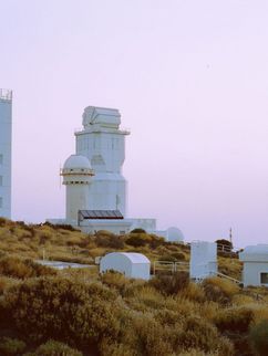 Forschungsstation mit mehreren weißen Teleskop-Türmen.