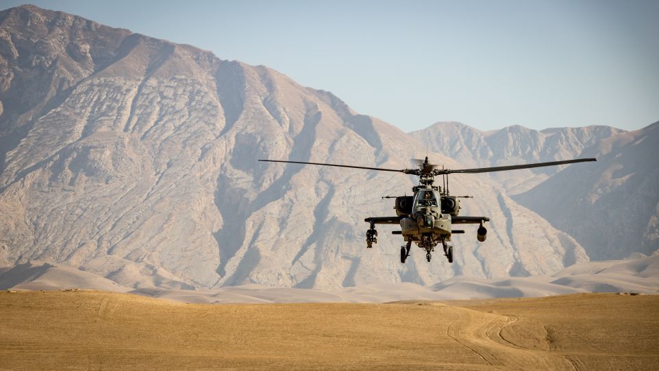 Militärhubschrauber landet in afghanischer Ebene