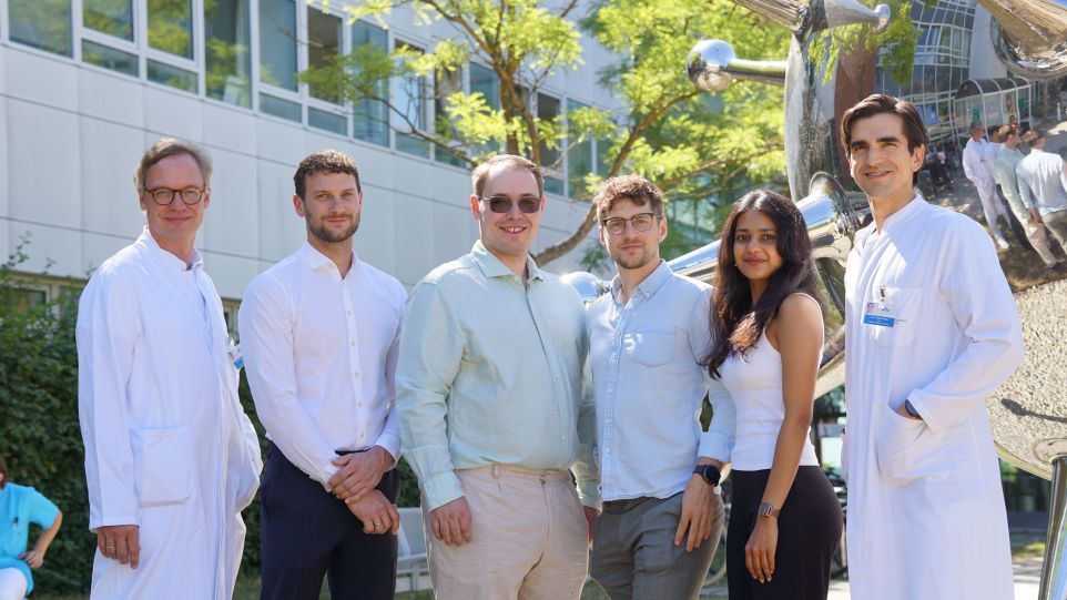 Von links nach rechts: Prof. Dr. med. Hendrik Poeck, Dr. Severin Gütter, Dr. Dr. Markus Perl, Dr. Simon Holzinger, Dhyani Shah, Dr. Erik Thiele-Orberg, alle Mitglieder der LIT-Kooperationsgruppe „Innate Immune Sensing in Cancer and Transplantation“ Gruppenporträt LIT-Kooperationsgruppe „Innate Immune Sensing in Cancer and Transplantation“
