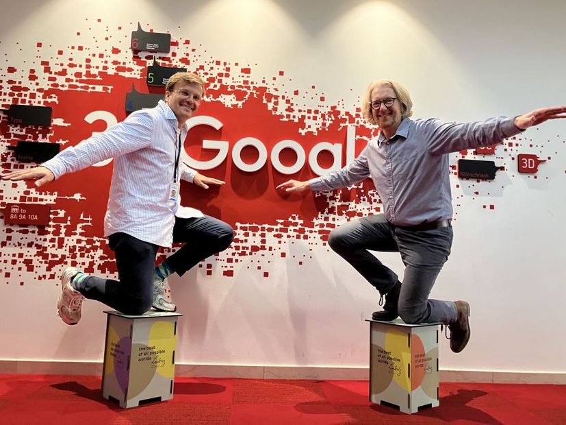 lex Schröder und Carsten Peters mit Leibniz-Hockern