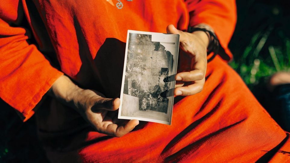Hände, die vergilbtes Foto halten