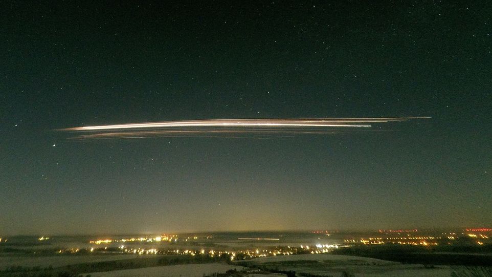 Verglühen einer Falcon-9-Oberstufe über Berlin im Februar 2025 Nachthimmel mit Leuchtstreifen