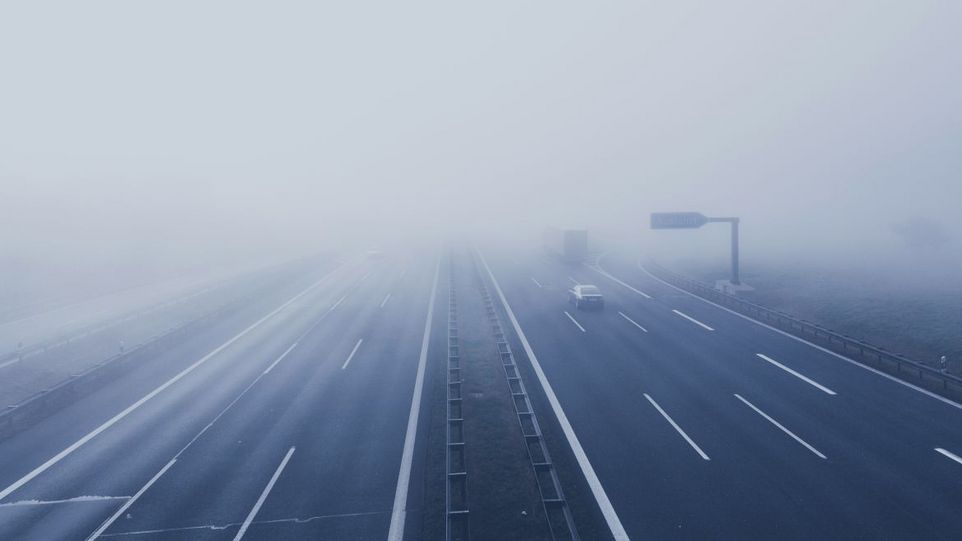 Autobahn im Nebel