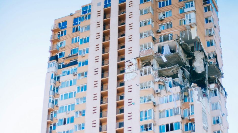 Beschädigtes Haus in Kyjiw, Ukraine. Die Ergebnisse der Studie sind für die heutige Geopolitik von großer Relevanz. Von einer Rakete beschädigtes Hochhaus