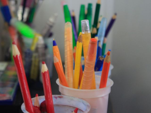 Bunte Stifte in Plastikbehältern