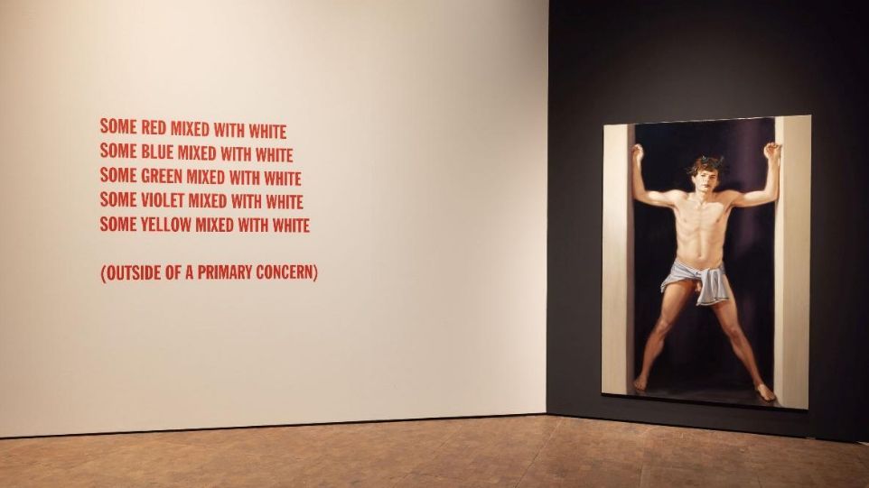 Blick in den Eingangsbereich der Sonderausstellung „Body“ auf Anke Doberauers „Victor“ (rechts) und Lawrence Weiner: „Some Red mixed with …“, 1976/2026 (links, Kat. Nr. 50)