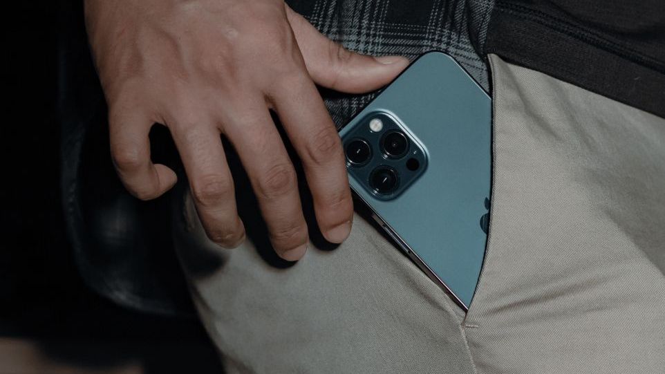 Smartphone in Hosentasche