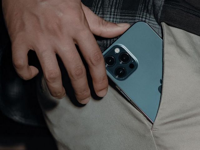 Smartphone in Hosentasche