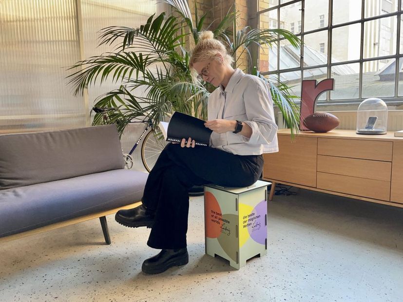 Hocker im Büro der Firma Dayone, darauf sitzend Mitarbeiterin Anna Bödekker