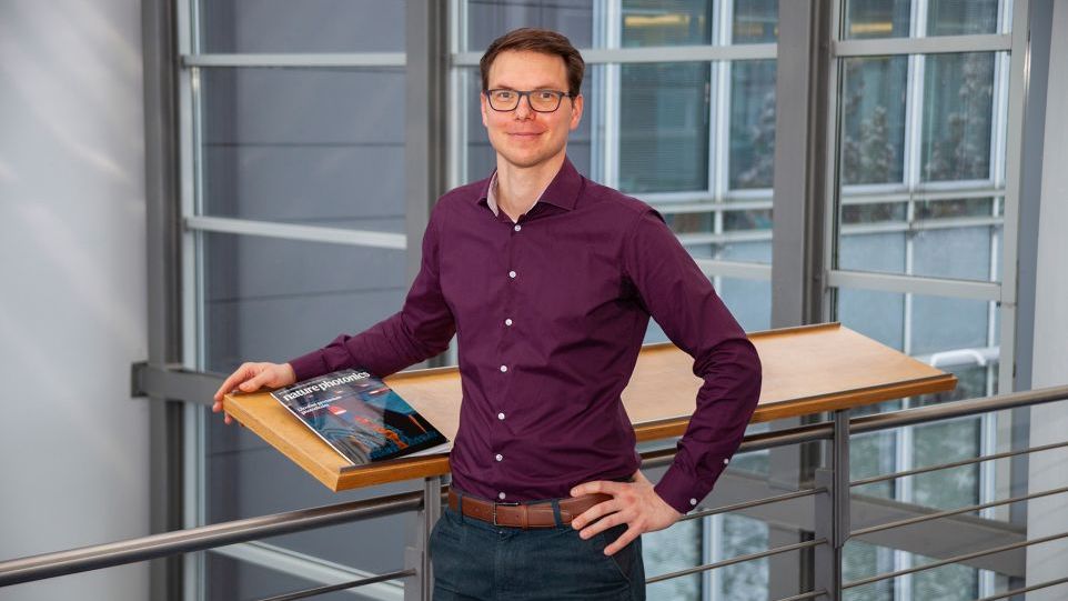 Erstautor Dr. Stefan Lischke mit Cover von "nature photonics"