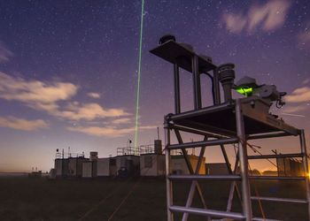 Das Bild zeigt eine Forschungsstation bei klarem Sternenhimmel.