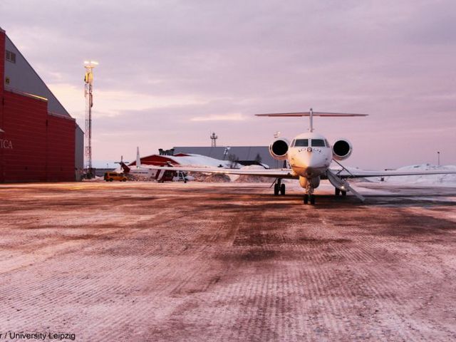 Das Forschungsflugzeug Halo kurz vor dem Start in Kiruna, Schweden. 