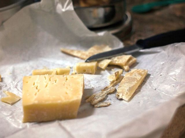 Parmesankäse auf Papier