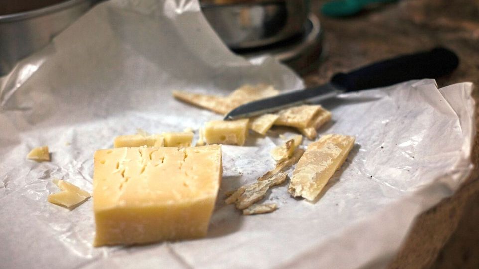 Parmesankäse auf Papier