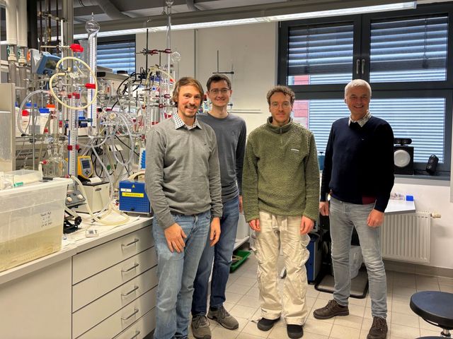 Project meeting at the LIKAT laboratory. From the left: Dr. Florian Kohler (OxFA GmbH), Dr. Hendrik Kempf, Alexander Heidenreich (OxFA GmbH), Dr. Henrik Junge. The four members of the research group in their laboratory