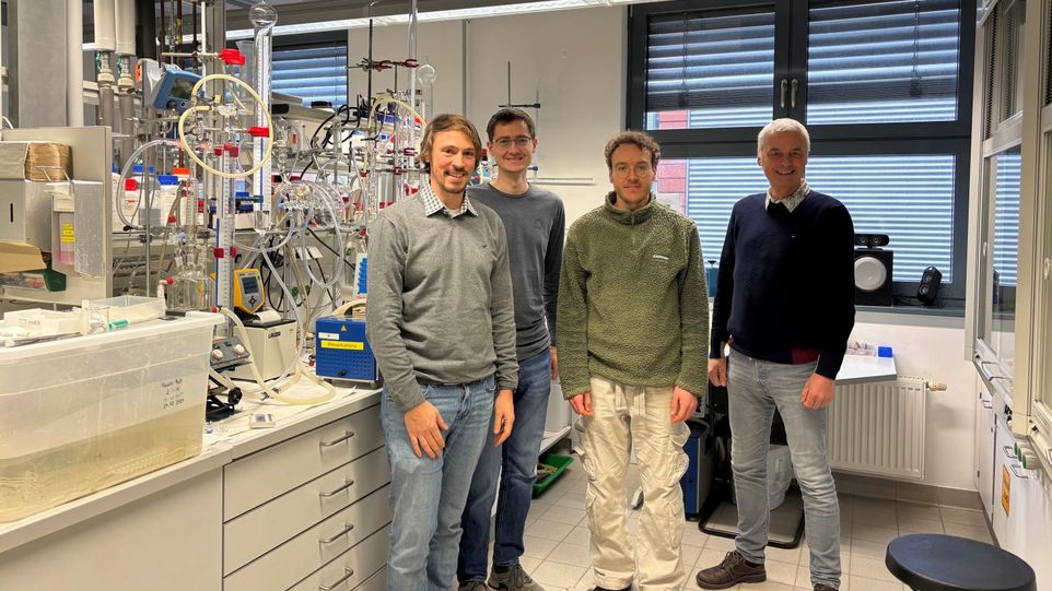 Project meeting at the LIKAT laboratory. From the left: Dr. Florian Kohler (OxFA GmbH), Dr. Hendrik Kempf, Alexander Heidenreich (OxFA GmbH), Dr. Henrik Junge. The four members of the research group in their laboratory