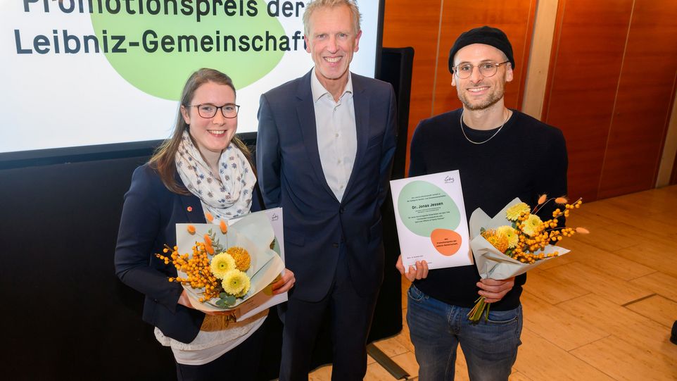 Preisträgerin Nicole Mensching, Leibniz-Vize-Präsident Sebastian Lentz, Preisträger Jonas Jessen Preisträgerin und Preisträger mit Leibniz-Vize-Präsident Sebastian Lentz