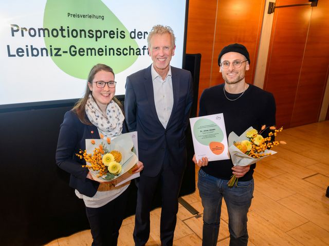 Preisträgerin und Preisträger mit Leibniz-Vize-Präsident Sebastian Lentz