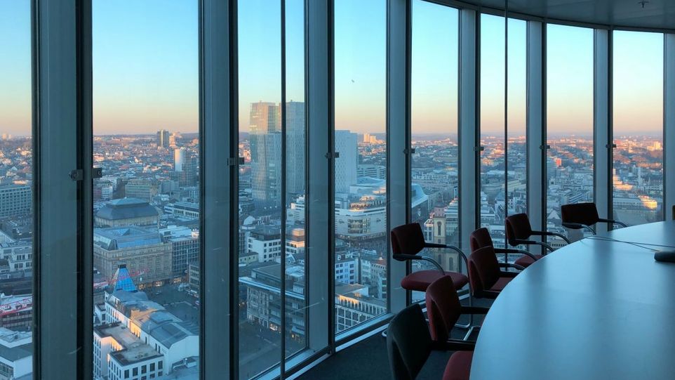 Blick auf Frankfurt aus einem Bürofenster
