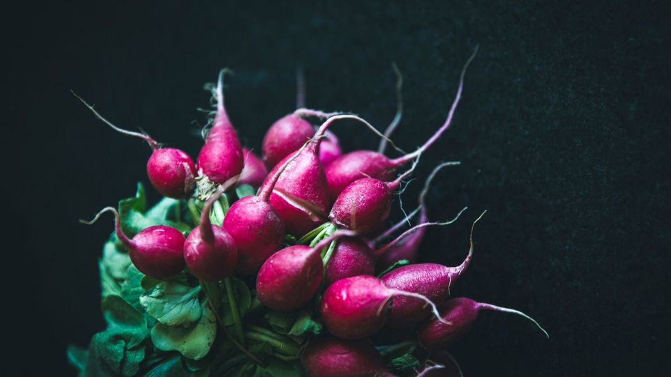 The picture shows a bunch of radishes.