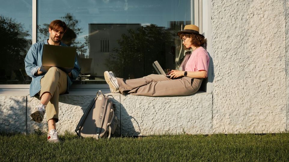 Mann und Frau mit Laptop