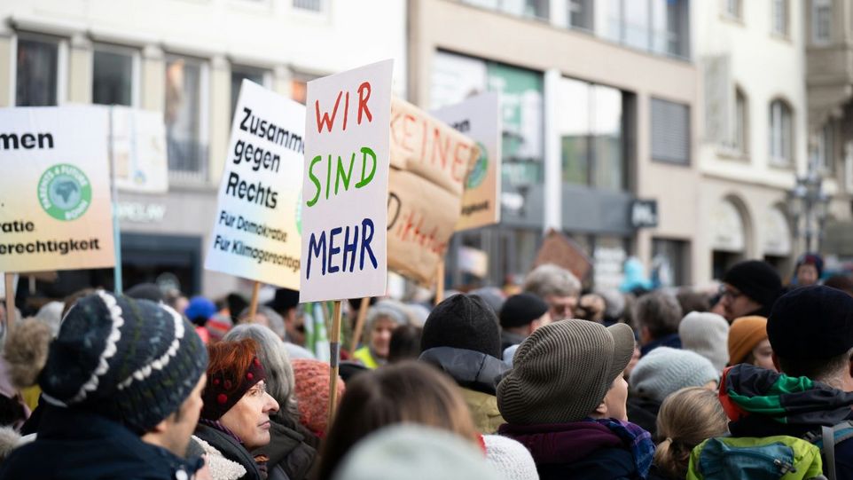 Demonstration mit Transparent "Wir sind mehr"