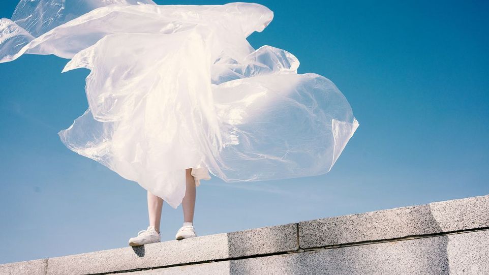 Müllkleid" aus Plastikfolie