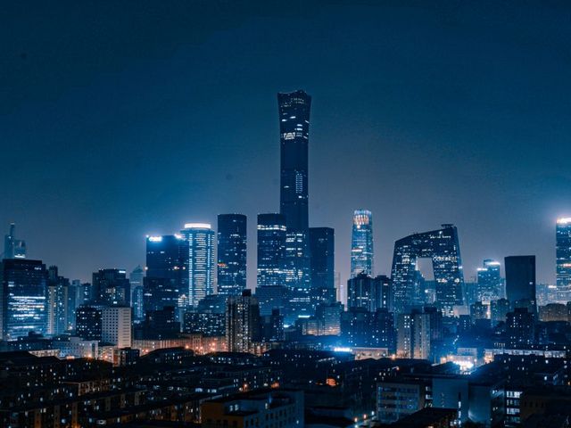 Nächtliche Skyline mit beleuchteten Hochhäusern