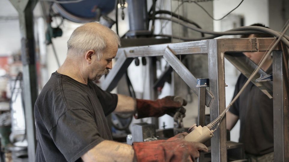 Handwerker bei der Arbeit in Produktionshalle