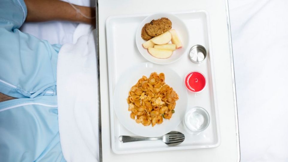 Essenstablett in einem Krankenhausbett