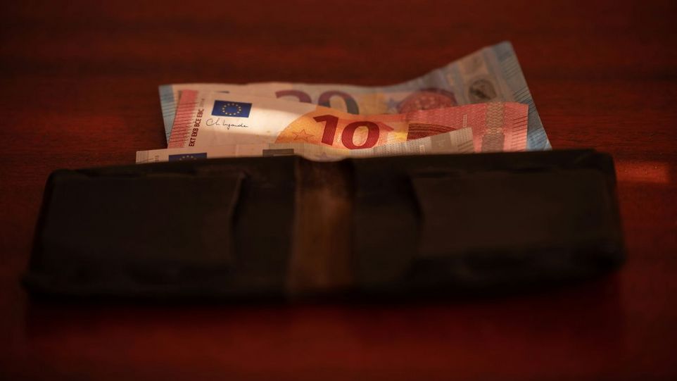 Geldbörse mit Euro-Scheinen
