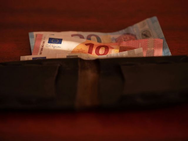 Geldbörse mit Euro-Scheinen