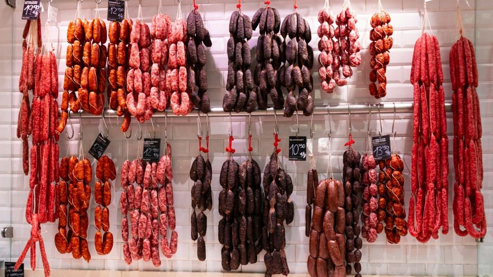 Wurstketten in einer Metzgerei