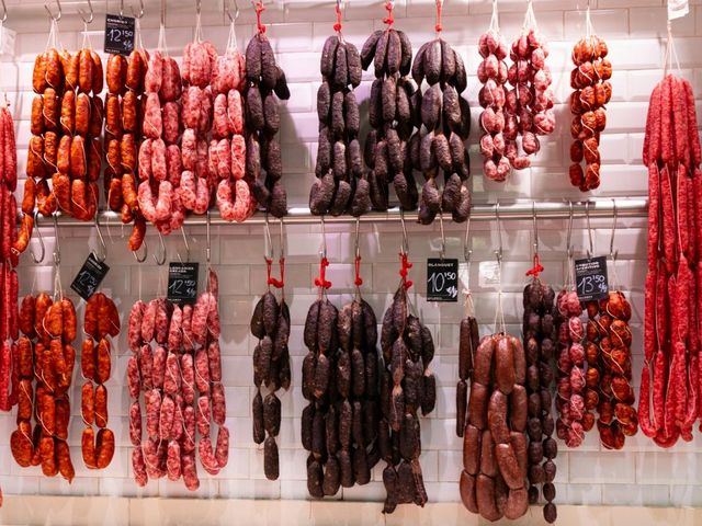 Wurstketten in einer Metzgerei