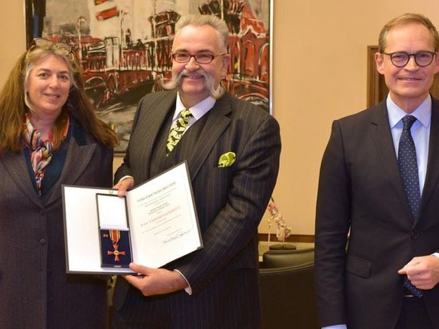 Michael Müller und Johannes Vogel bei der Verleihung des Ordens