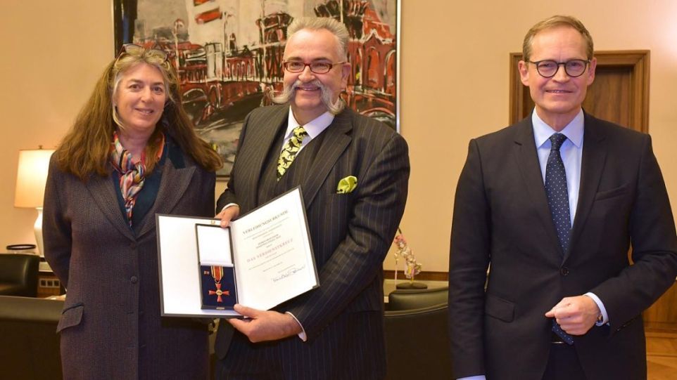 Michael Müller und Johannes Vogel bei der Verleihung des Ordens