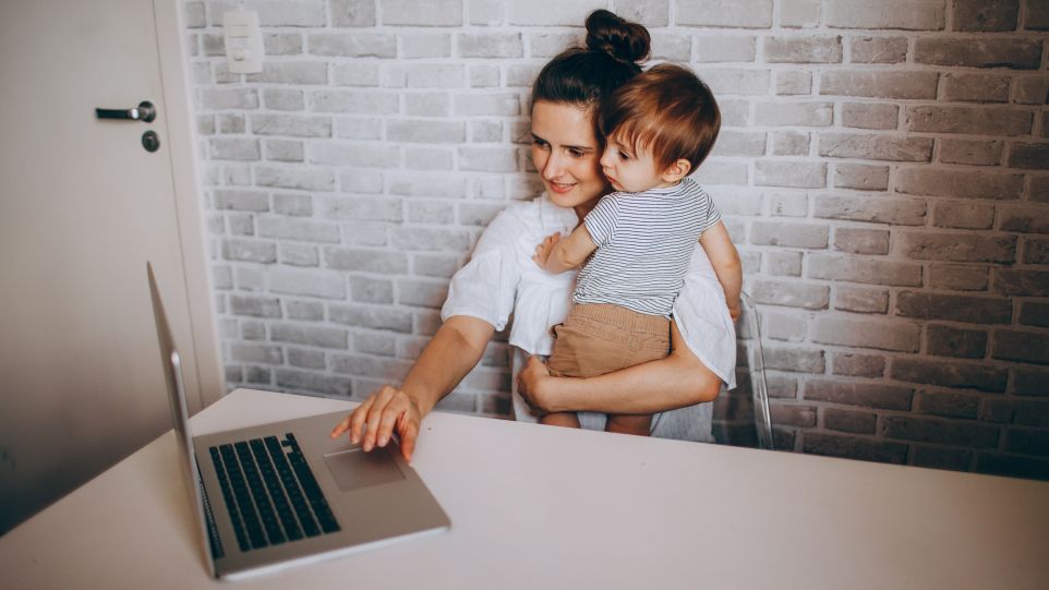 Frau mit Kind und Laptop