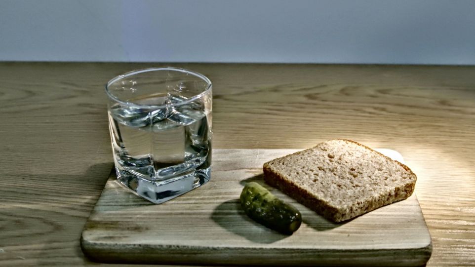 Das Bild zeigt ein Glas Wasser mit Brot.