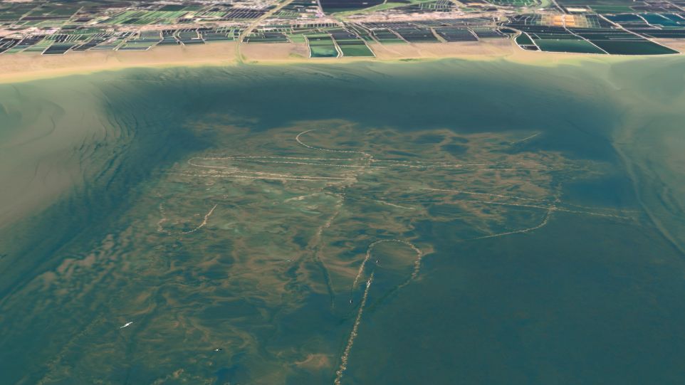 Luftaufnahme von Schleppnetz-zerfurchten Sedimenten im Küstenbereich. Solche Schleppspuren schädigen die Meeresbodenintegrität nachhaltig. Schätzungen zufolge setzt allein Grundschleppnetzfischerei jährlich über 100 Millionen Tonnen Kohlenstoff frei Luftaufnahme von Schleppnetz-zerfurchten Sedimenten im Küstenbereich